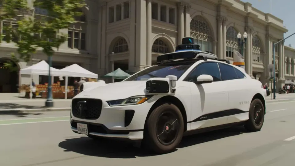 'Apagão' faz carros autônomos do Google travarem ruas e causarem trânsito nos EUA