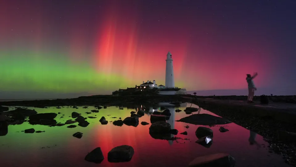 Aurora boreal 'pinta' céu dos EUA de verde e rosa e há imagens magníficas