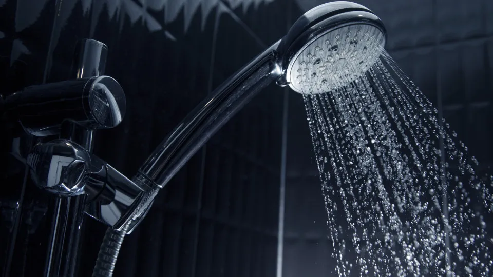 Bactérias se escondem no chuveiro — e como se livrar delas