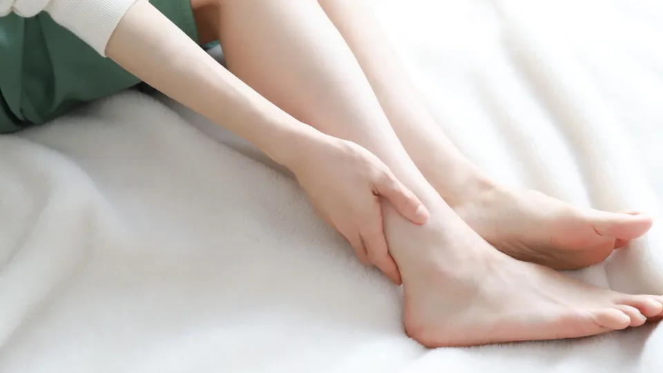 Colesterol alto? O sintoma nas pernas que merece atenção redobrada