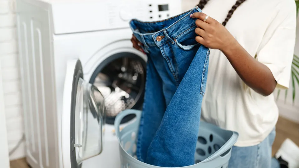 Com que frequência lavar seu jeans? Especialistas explicam o jeito certo