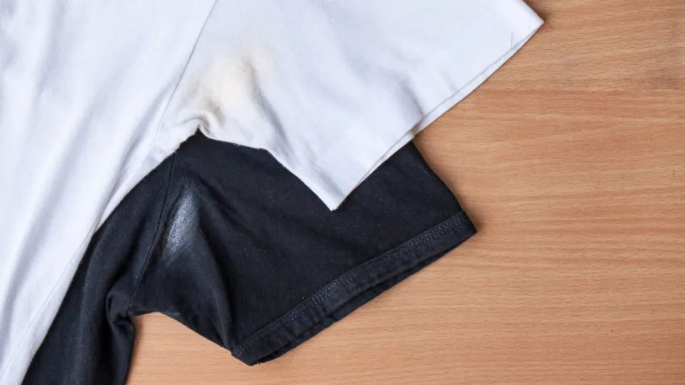 Como remover manchas de suor e desodorante com itens que você já tem