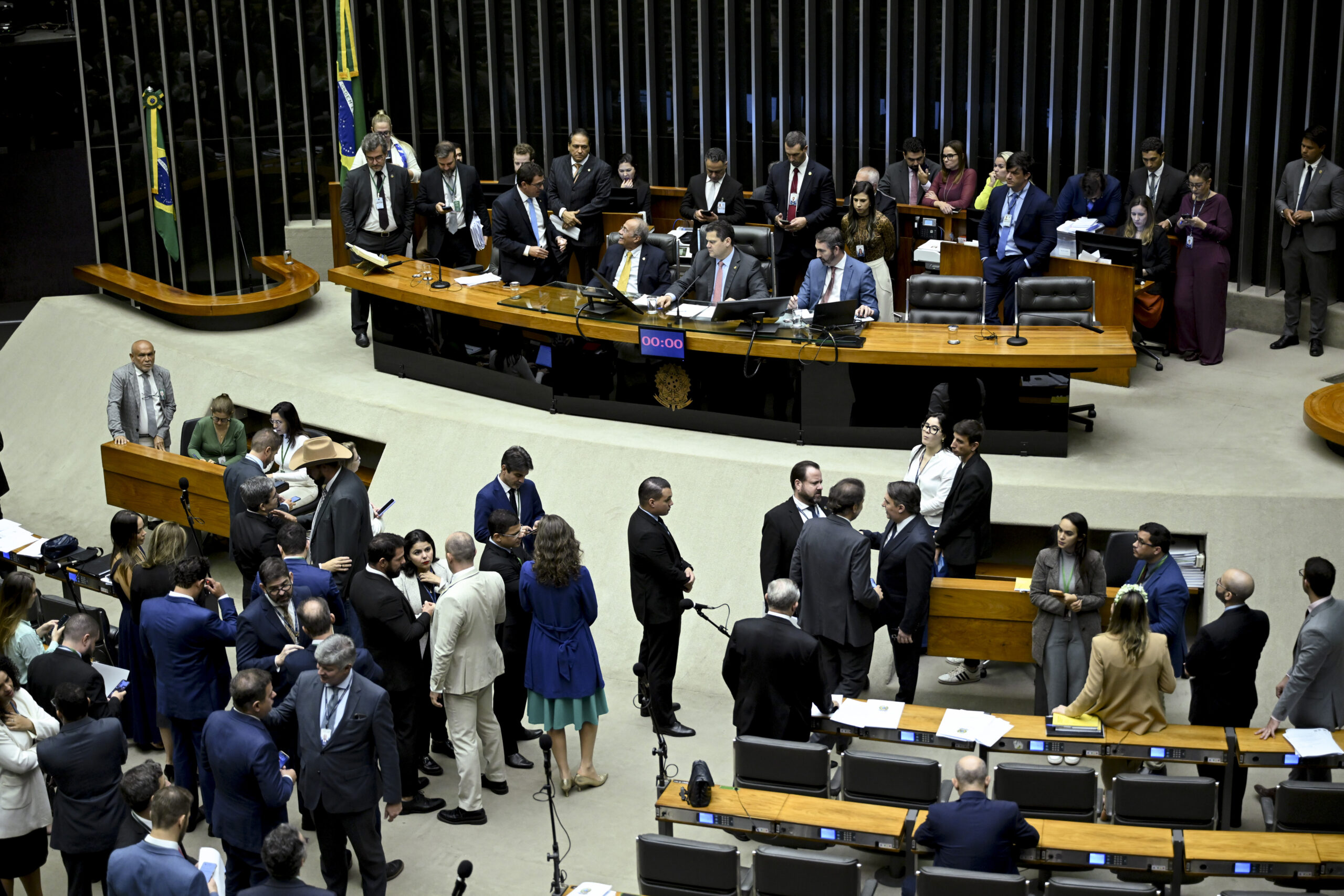 Congresso infla emenda com dinheiro da Previdência e Pé-de-Meia