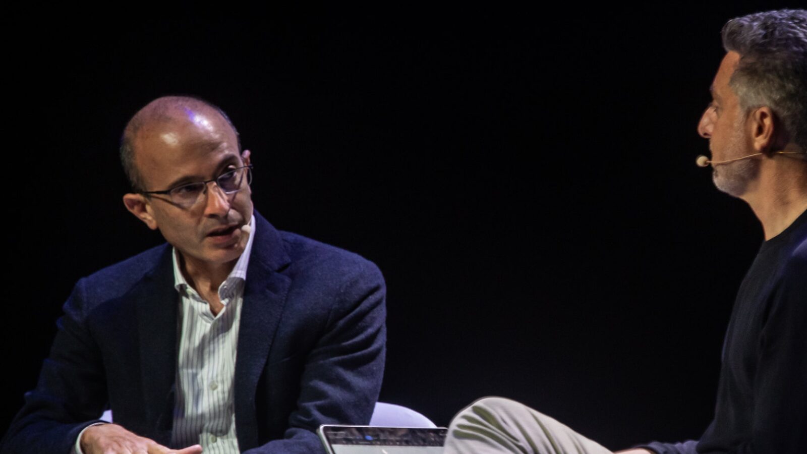 As ideias perigosas de Yuval Harari, o autor favorito da elite global