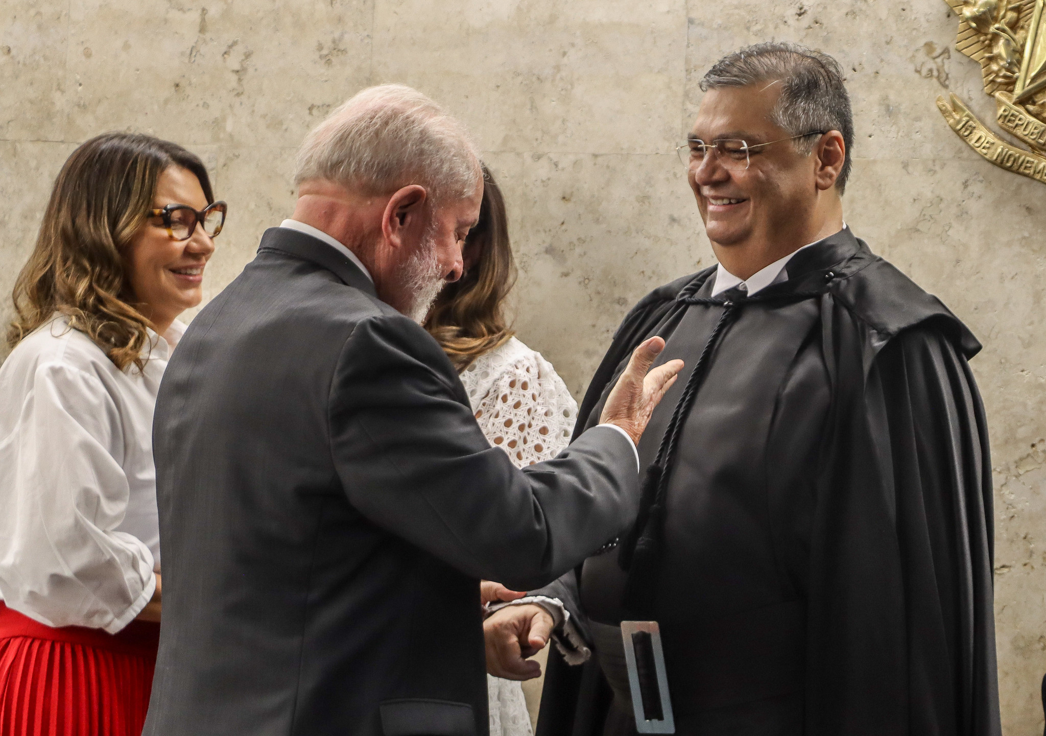 Dino freia acordão das emendas e reacende crise com Congresso