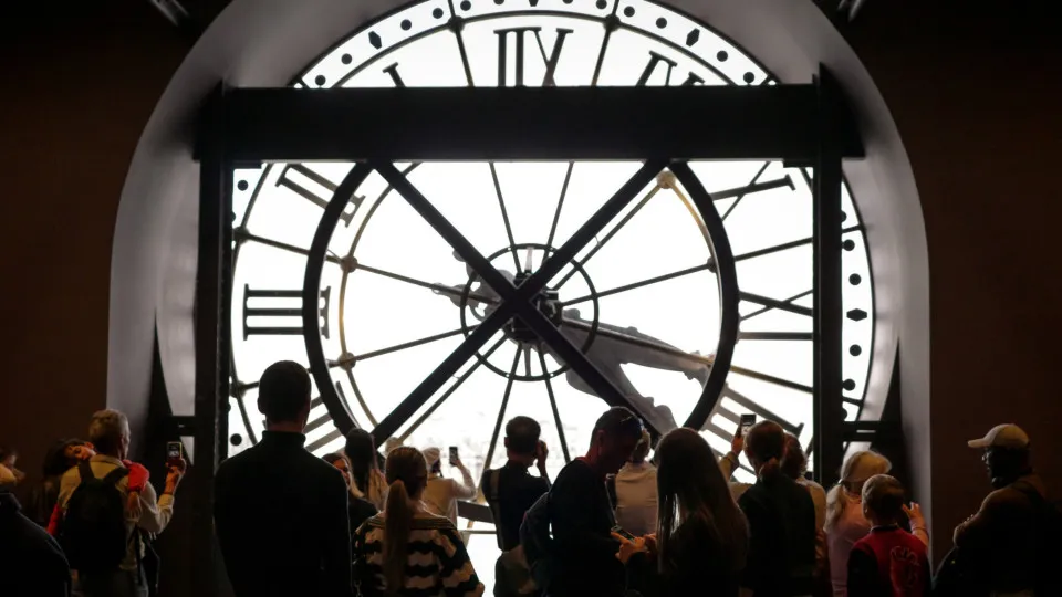 É possível viajar no tempo? Há país que brinca com isso