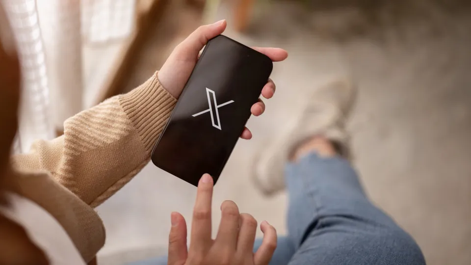 Espanha multa rede social X em R$ 29 milhões por anúncios fraudulentos