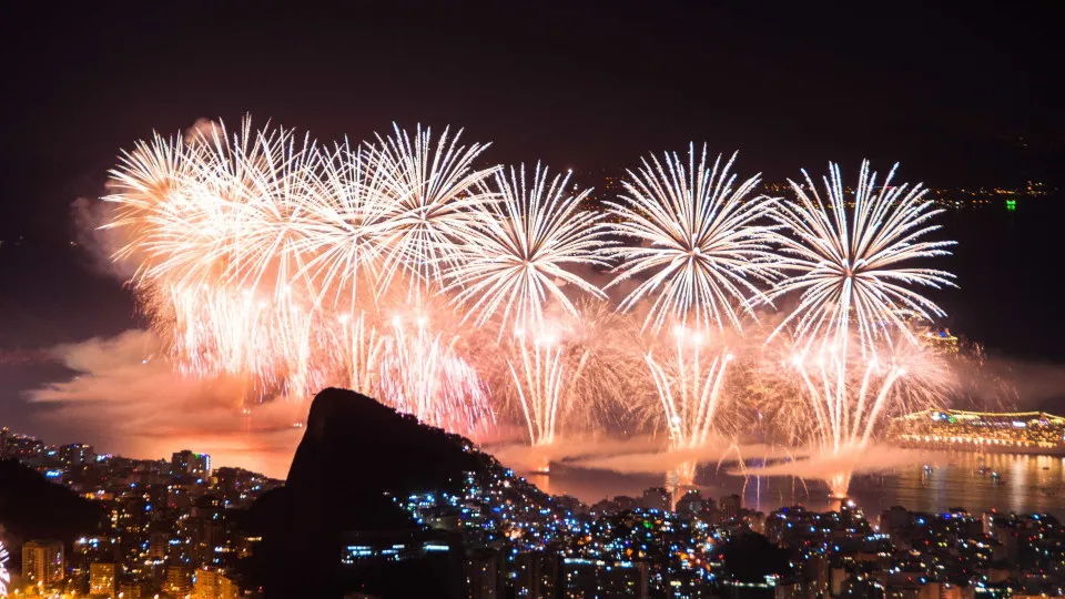 Fim de ano: fogos de artifício podem causar danos auditivos em crianças