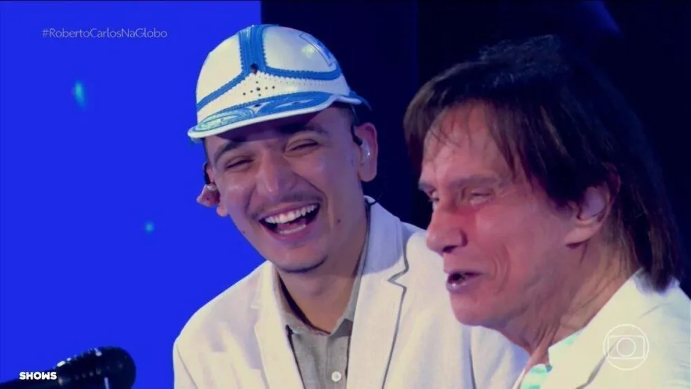 João Gomes se emociona ao se ver cantando ao lado de Roberto Carlos