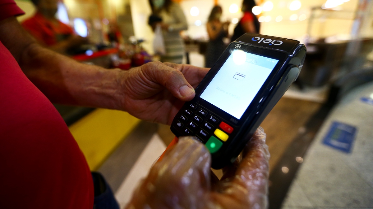 Juro do rotativo do cartão dispara e vai a 440,5% em 2025