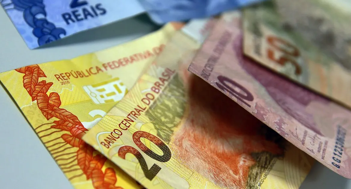 Juros futuros ficam estáveis em dia com baixa liquidez