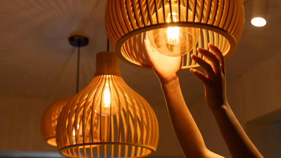 Luz branca ou amarela: como a escolha afeta seu bem-estar em casa
