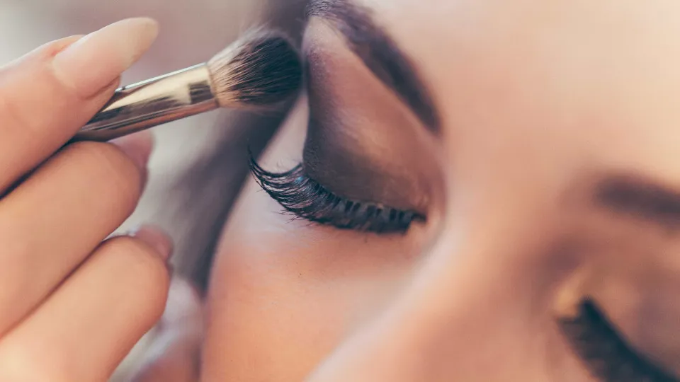 Mau uso de produtos de beleza causa doenças nos olhos