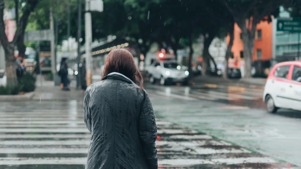 Médico explica se tomar chuva pode realmente causar gripe ou resfriado