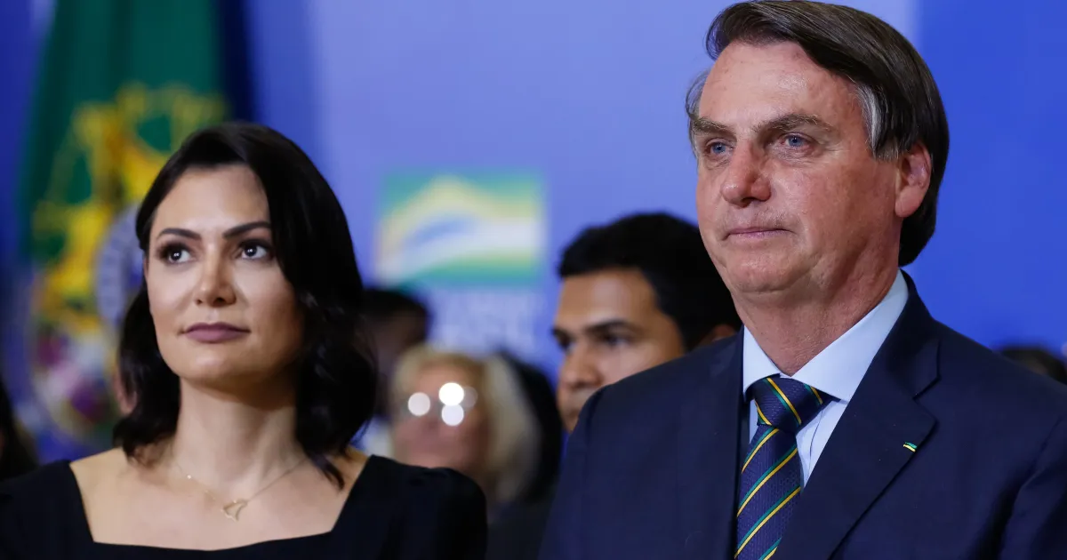Michelle chega ao hospital para acompanhar Bolsonaro e pede orações