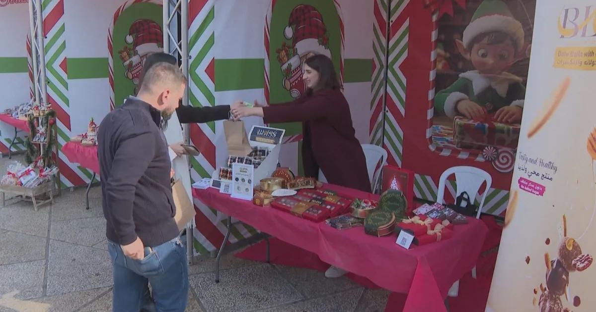 Mulher palestina alegra natal na Cisjordânia vendendo chocolates de tâmaras