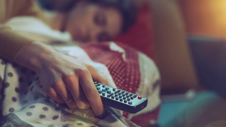 O impacto de dormir com a TV ligada para o seu corpo