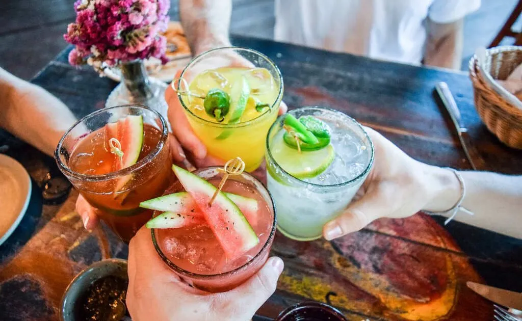 O que comer e beber para aliviar a ressaca? Especialista explica