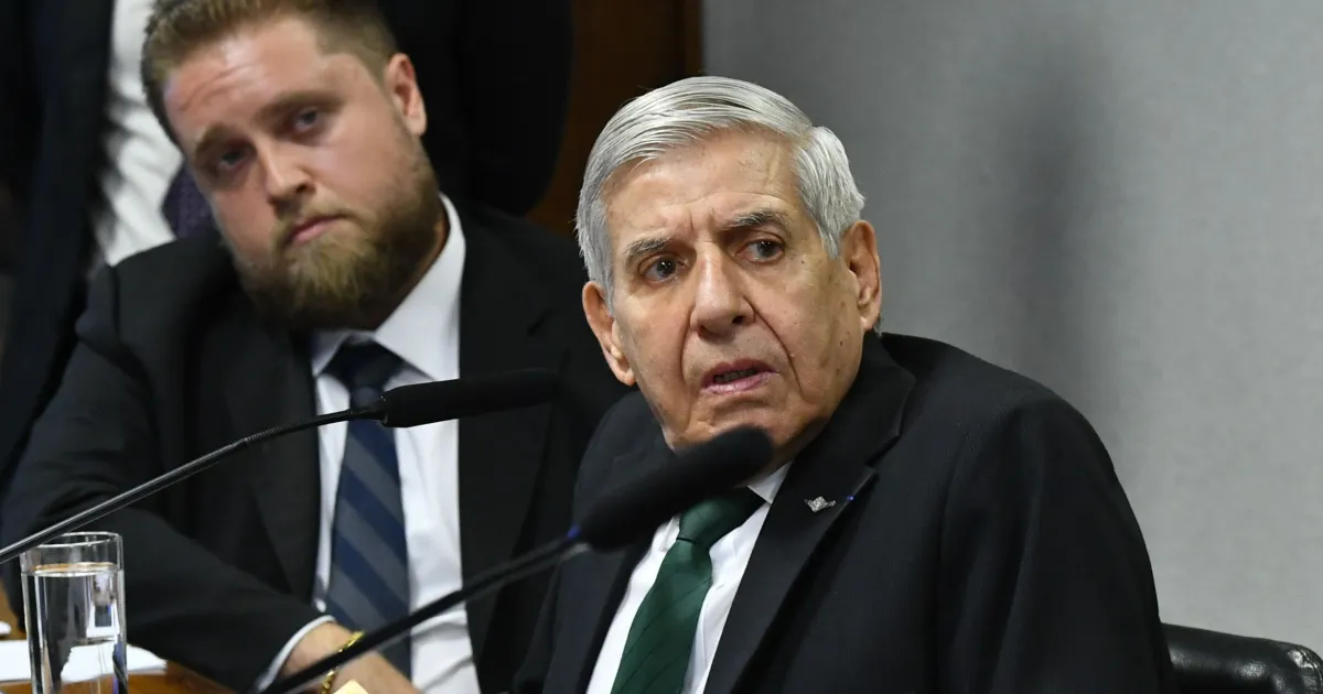 PF diz que não apreendeu passaporte de Augusto Heleno; defesa contesta