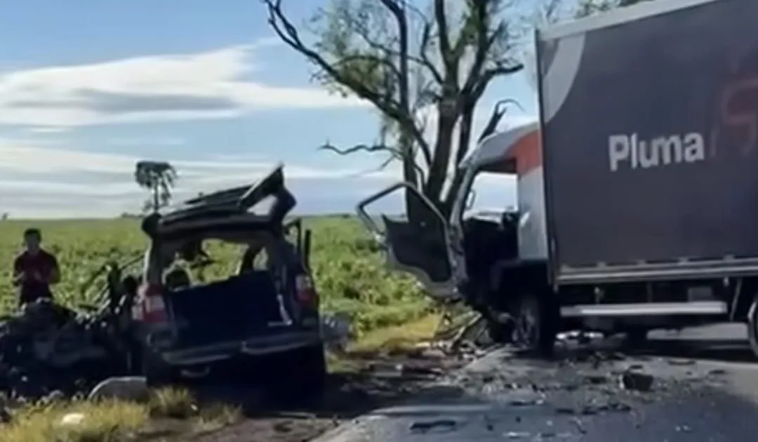 PR: seis pessoas da mesma família morrem em acidente entre carro e caminhão