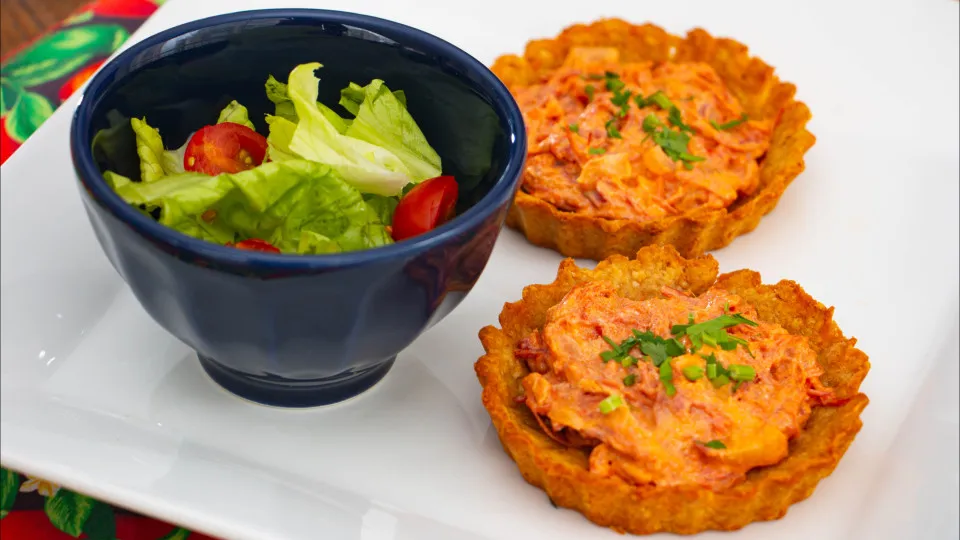 Petisco fácil: Tortinha de carne seca com massa de cream cracker