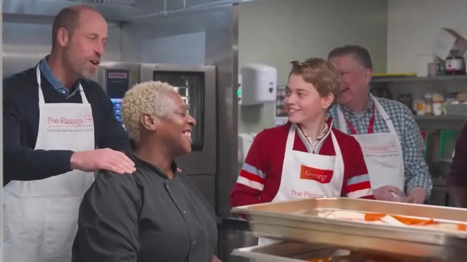 Príncipe William cozinha para pessoas sem-teto em Londres