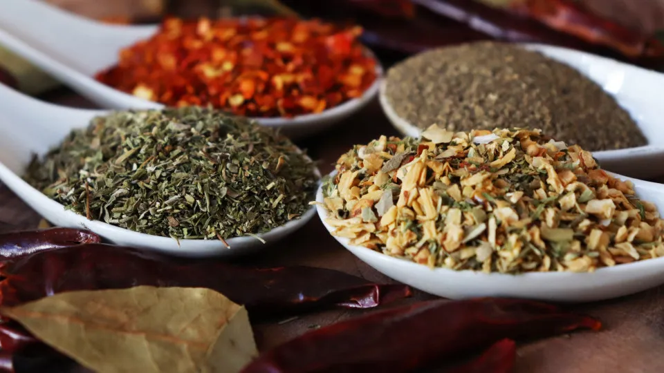 Quatro especiarias com ação anti-inflamatória que vão além da canela