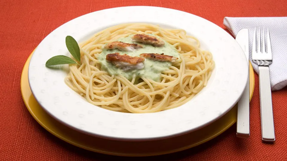 Receita: espaguete ao molho de Agrião e lascas de Peixe