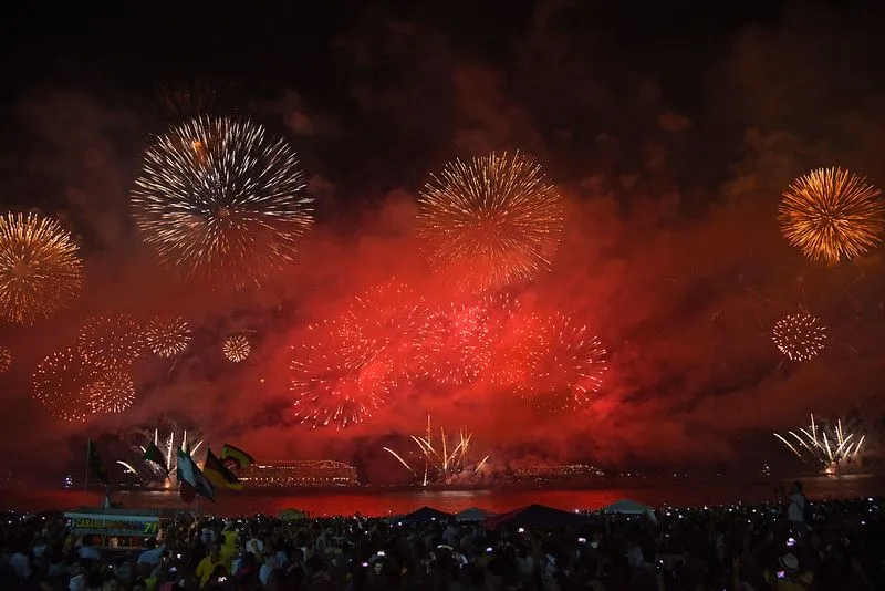 Rosto humano de drones vai "falar com as pessoas" durante Réveillon no Rio