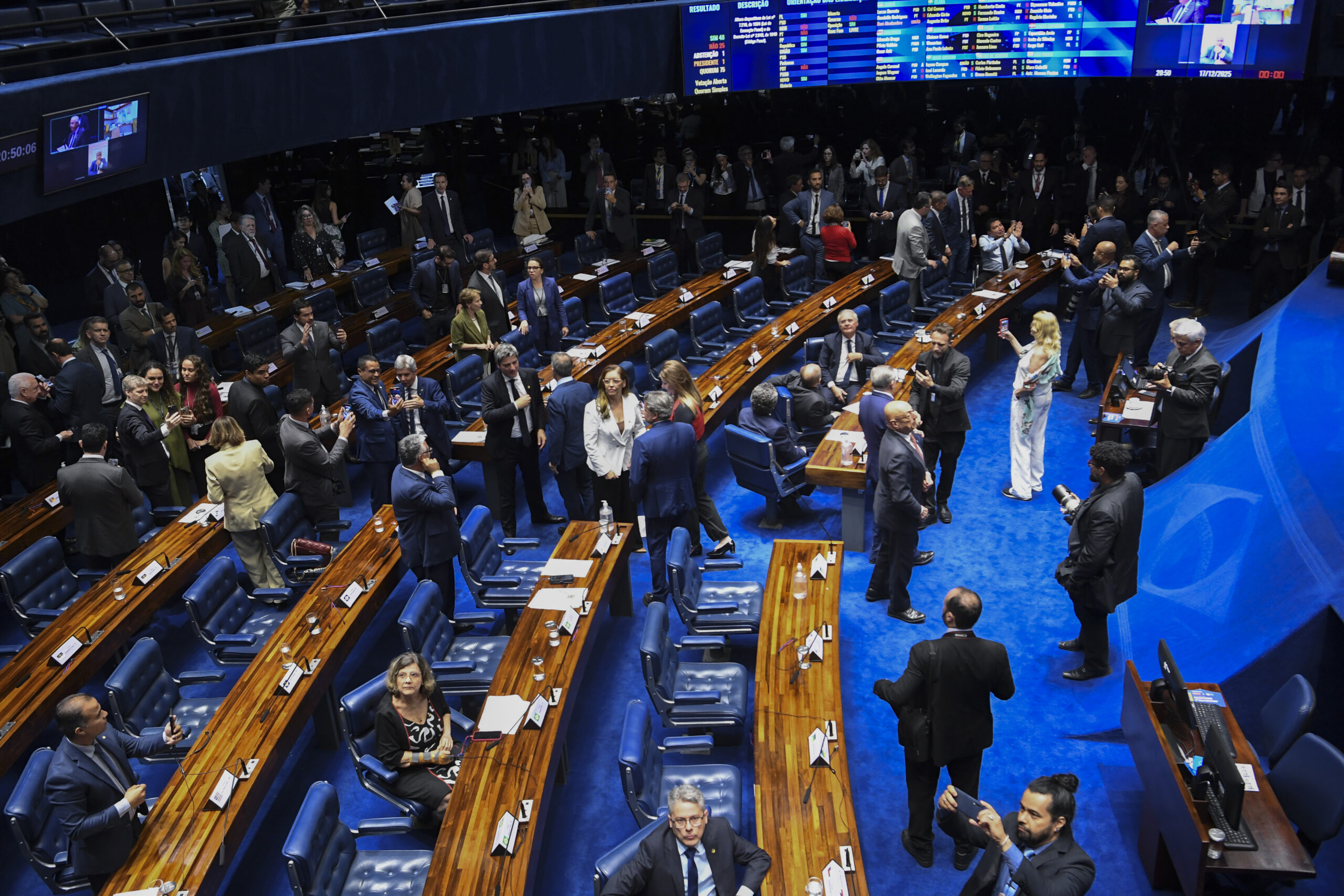 Senado aprova projeto que reduz benefício fiscal e aumenta taxas