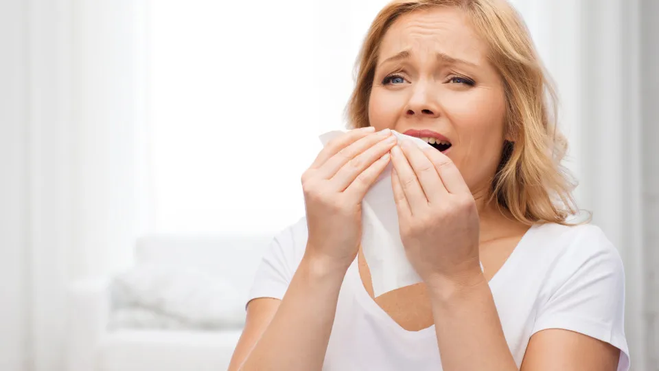 Sente vontade de espirrar quando olha para a luz? Entenda o motivo