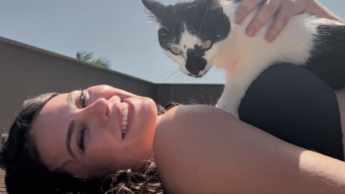 Solteira, Paolla Oliveira curte dia de sol com pet