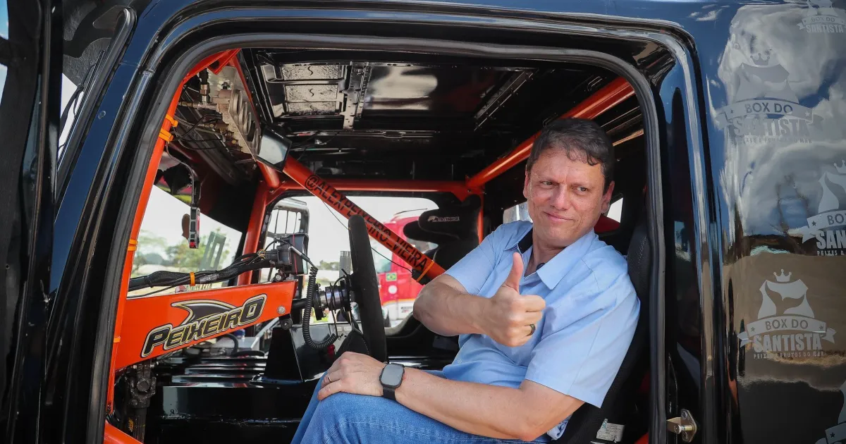 Tarcísio após polêmica com marca de sandália: "Começar 2026 com pé direito"