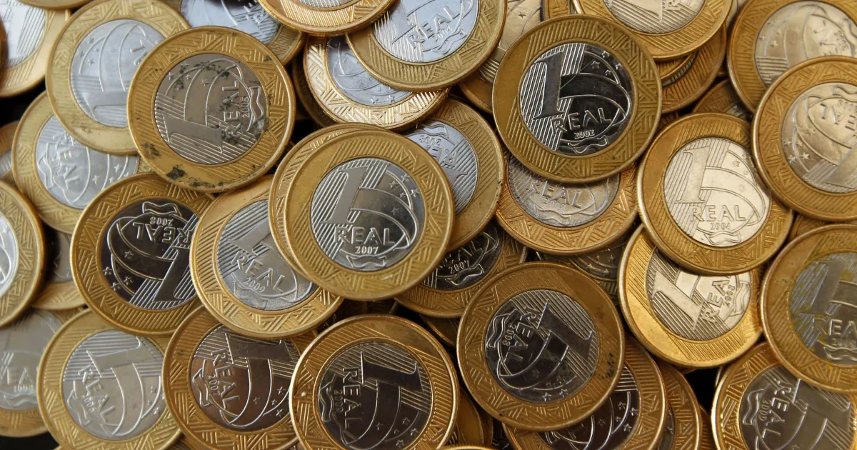 Taxas caem em meio a liquidez reduzida, de olho no cenário fiscal-eleitoral