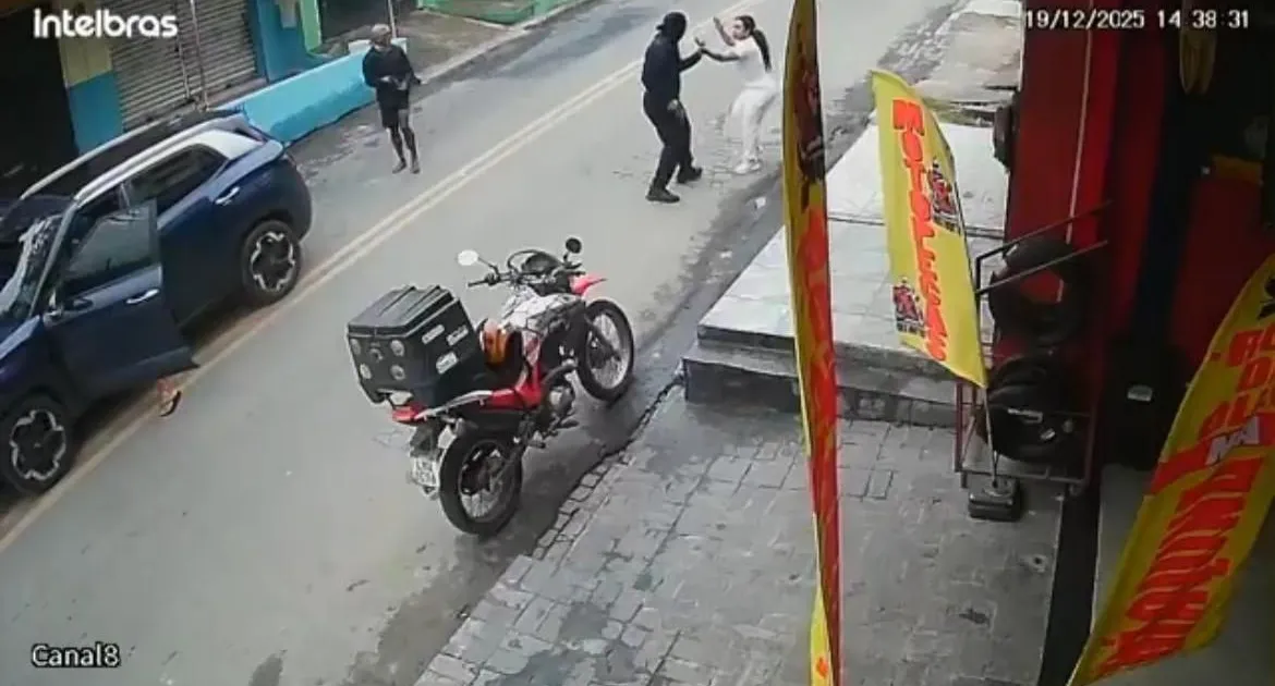 Vídeo: Ex-rainha de bateria da Beija-Flor é assaltada na Baixada Fluminense