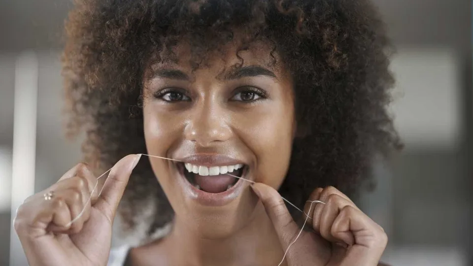 Você sabe usar o fio dental do jeito certo? 4 erros e como evitá-los