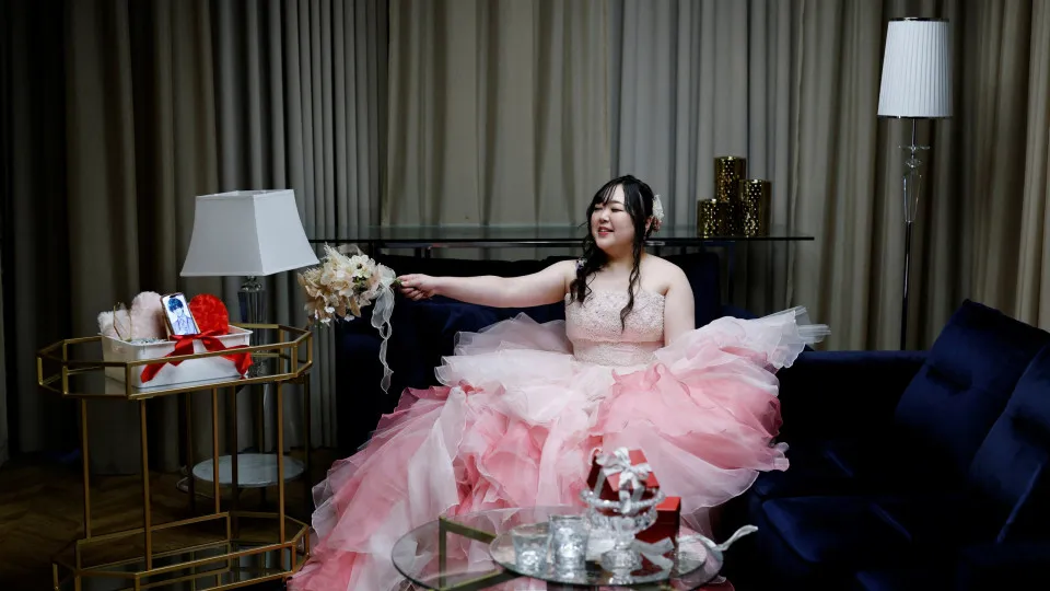 Japonesa casa com personagem que criou no ChatGPT: “Somos um casal”