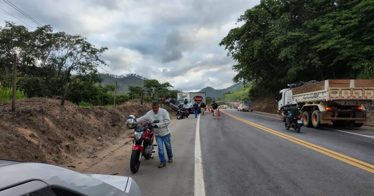 Acidente entre carro e caminhão deixa três mortos em Minas Gerais 