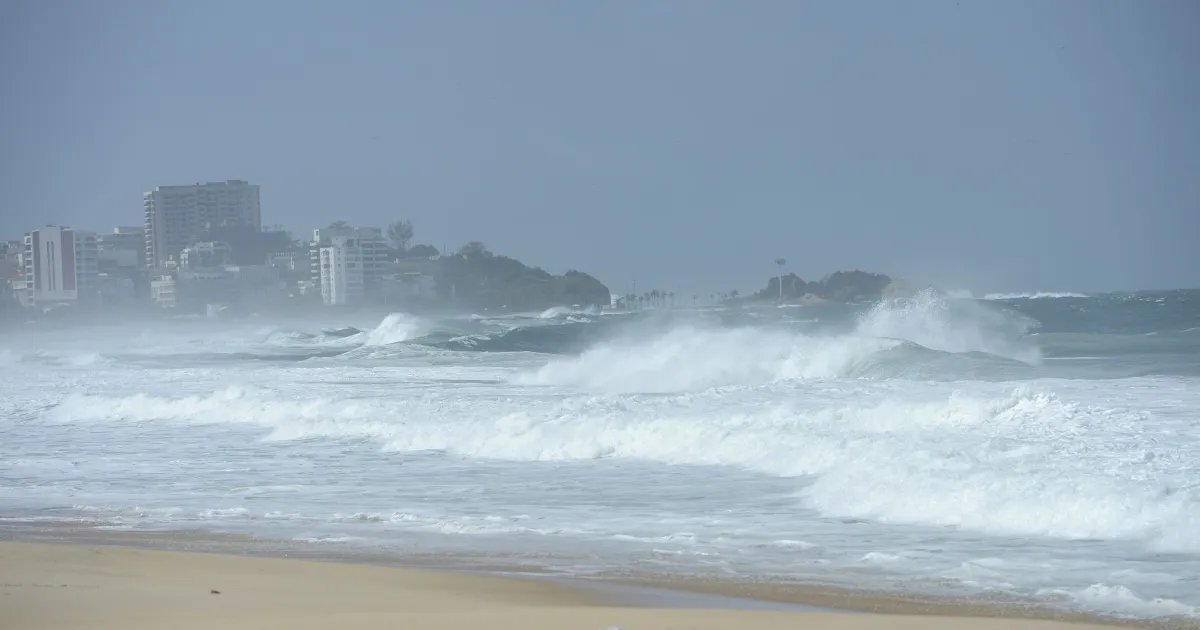 Após dois dias de buscas, jovem segue desaparecido no mar de Copacabana