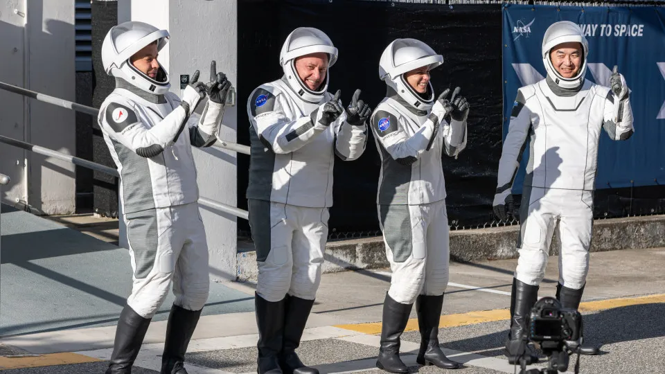 Após problema médico, astronautas devem iniciar volta à Terra nesta quarta (14)