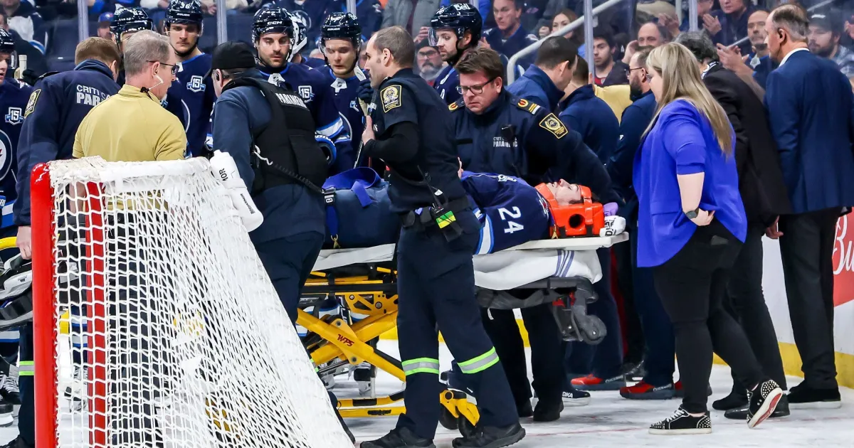 Atleta vai para o hospital após choque em jogo da NHL; veja