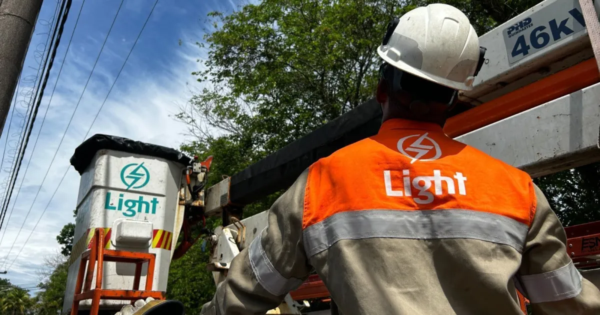 Bairros do Rio ficam mais de 48 horas sem energia; Procon notifica Light
