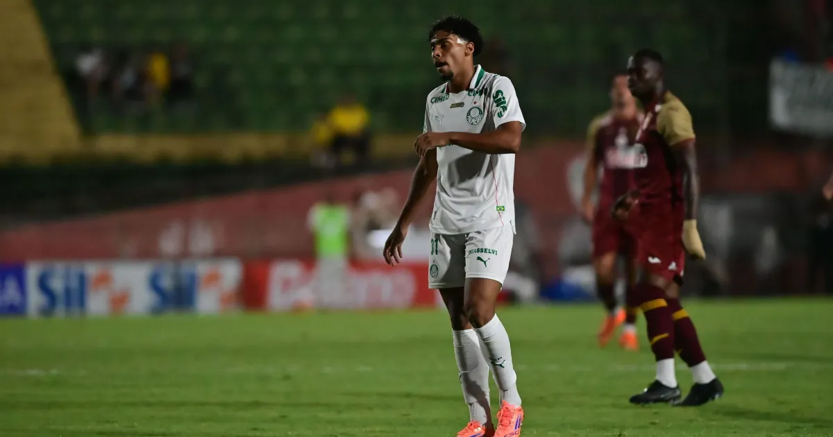 Com um a mais, Palmeiras vence Portuguesa na estreia do Paulistão