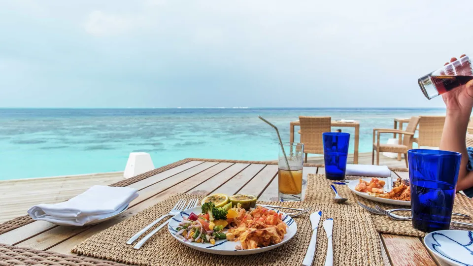 Comer na praia: alerta sobre os riscos invisíveis dos alimentos no calor