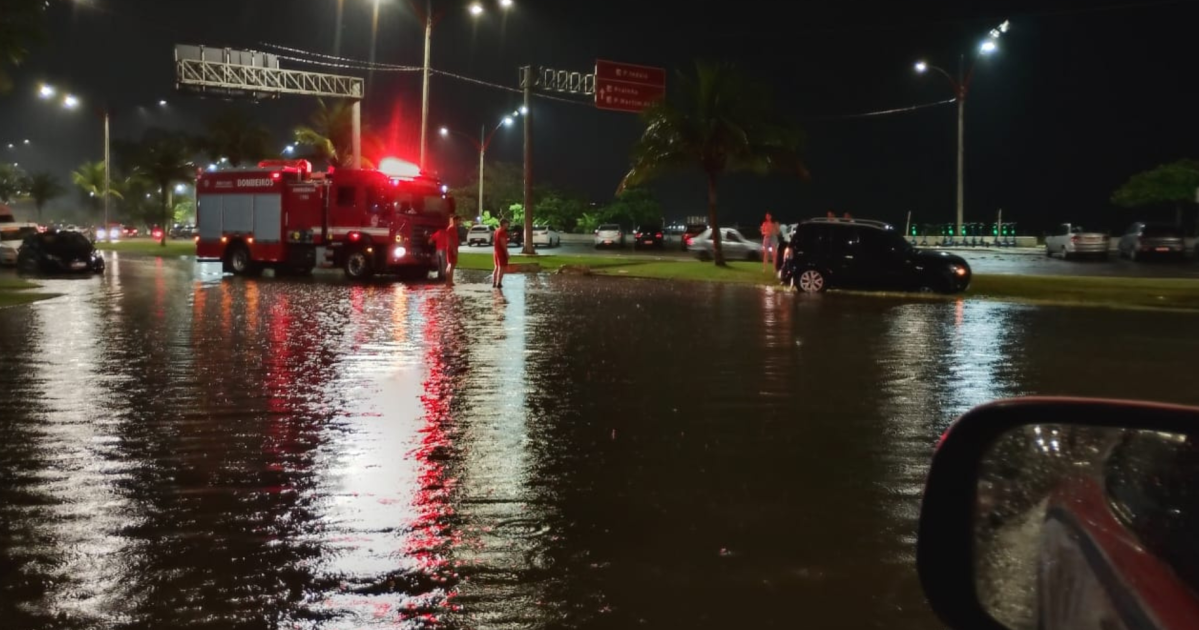 Dois carros ficam ilhados após fortes chuvas em Caraguatatuba (SP)