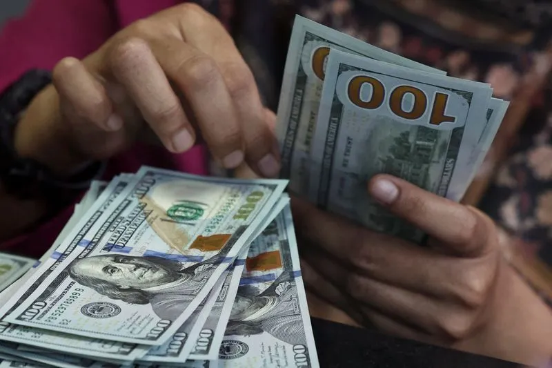 Dólar oscila de olho em pesquisa eleitoral no Brasil e dados dos EUA