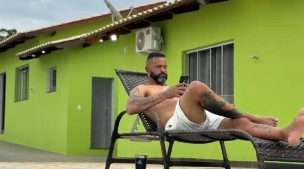 Eliza Samúdio: Goleiro Bruno faz postagem após descoberta de passaporte