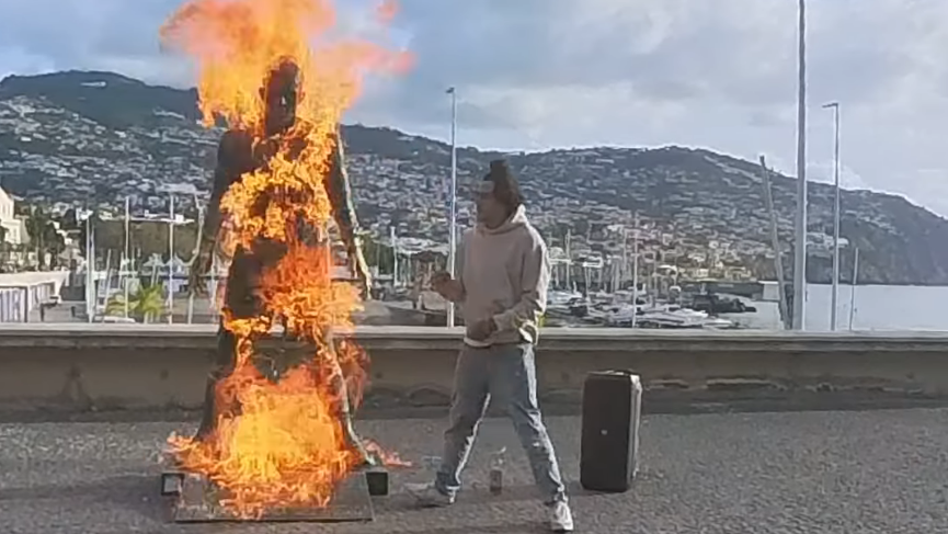 Estátua de Cristiano Ronaldo é incendiada em Portugal; veja vídeo