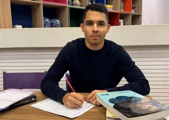 Estudante revela rotina de estudos após tirar nota mil na redação do Enem