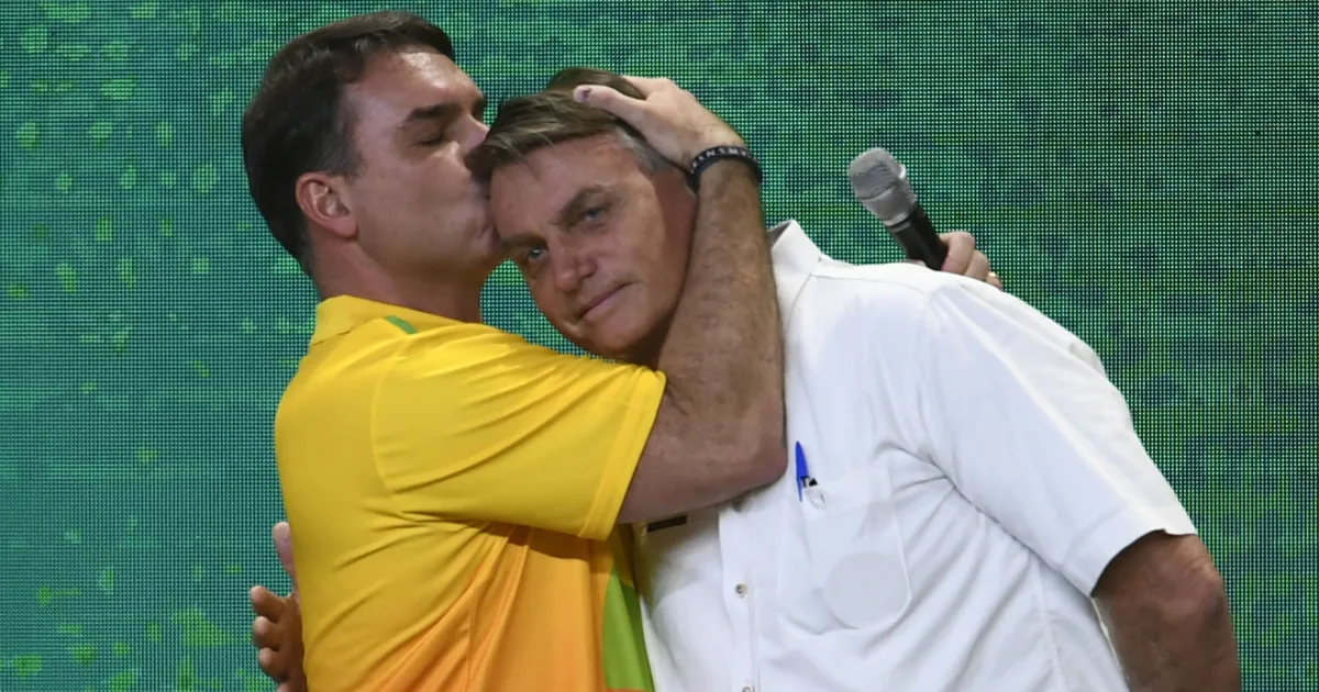 Flávio diz que defesa de Bolsonaro entrou com pedido de prisão domiciliar